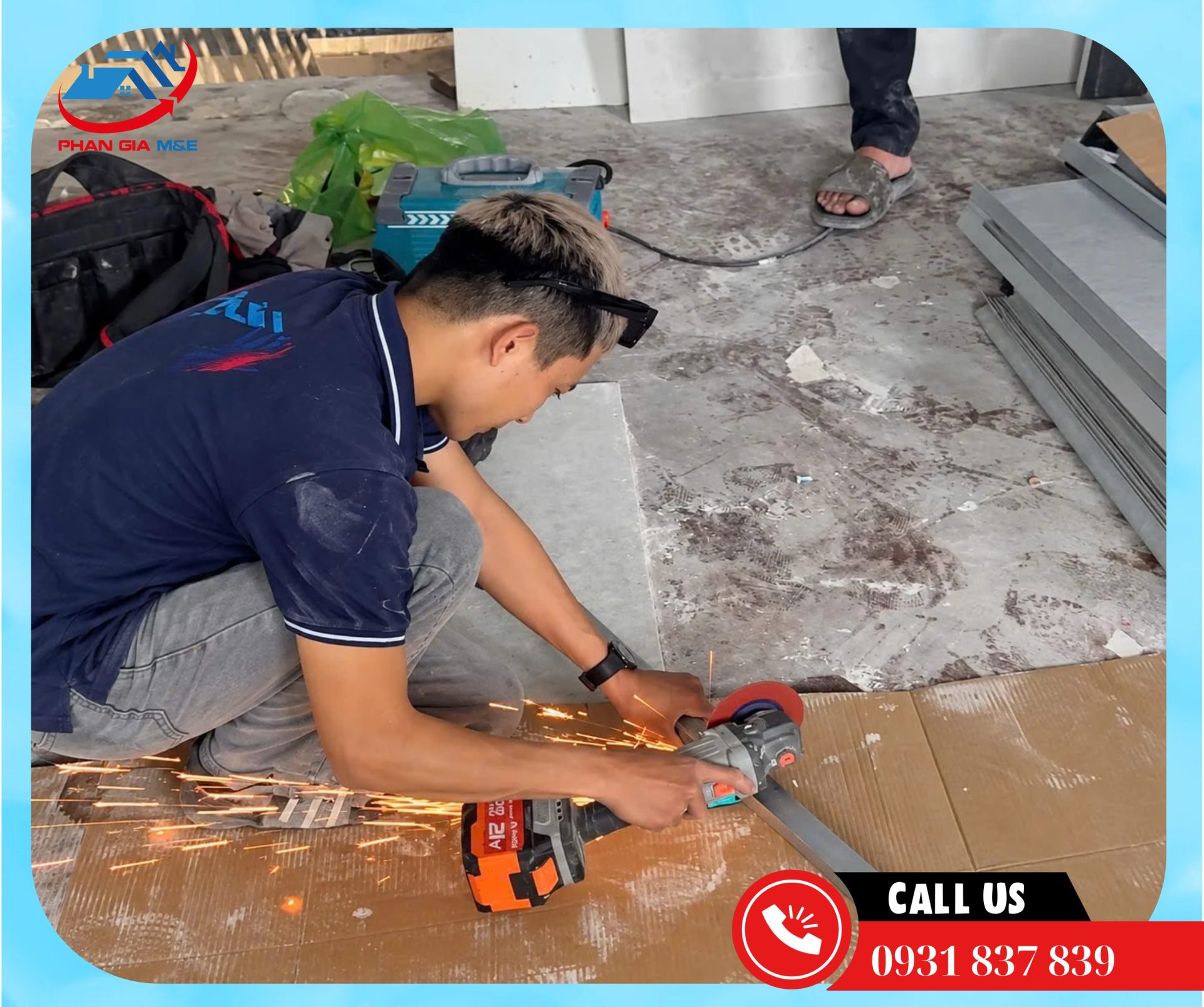 Kỹ thuật viên Phan Gia đang thi công điều hòa tại 689 Tân Kỳ Tân Quý.